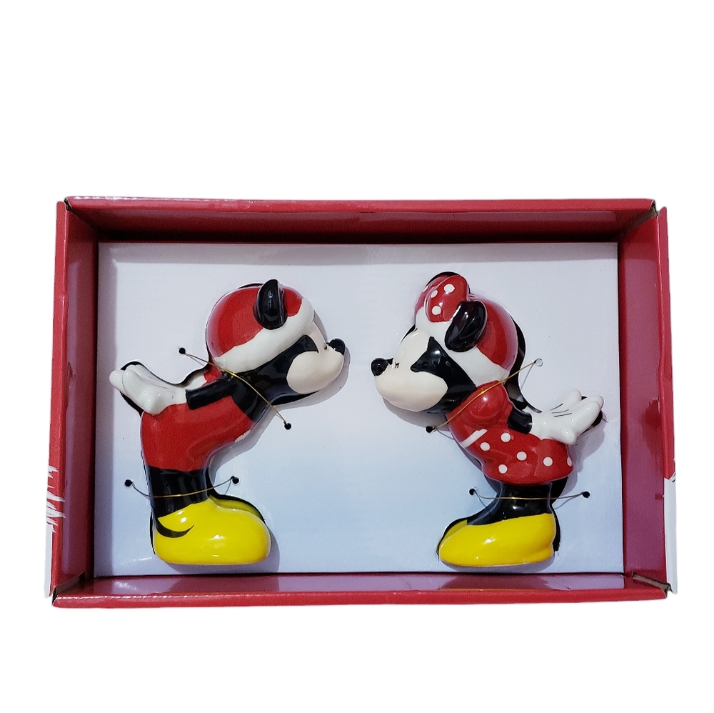 Disney Mickey & Minnie Kissing Christmas Salt Pepper Shakers 5-inch Ceramic New